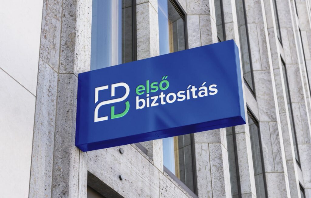 Cégér bemutatása az új Elsőbiztosítás logóval.